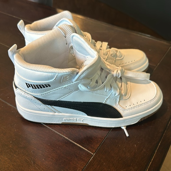 Puma Youth size high tops- new without tags - Picture 3 of 6